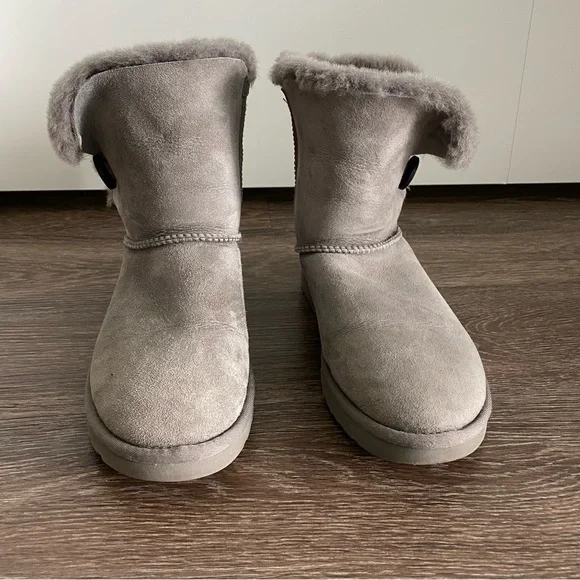 UGG - Bailey Button II - Picture 1 of 4